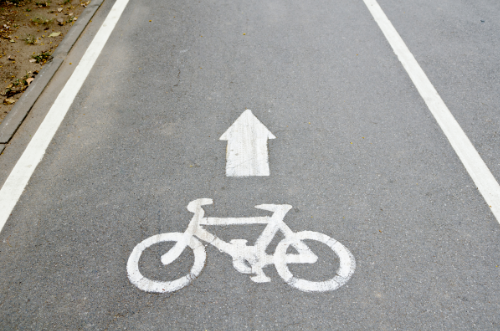 Markierung eiens Fahrradwegs auf dem Asphalt.