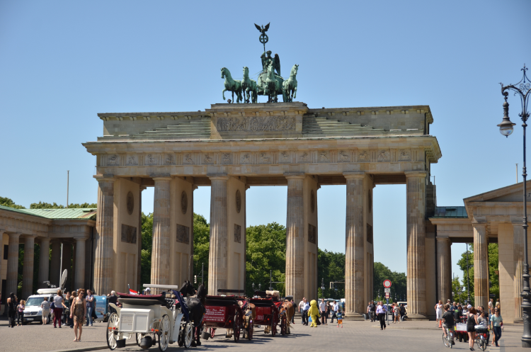 Bild des Brandenburger Tors in Berlin bei Sonnenschein.