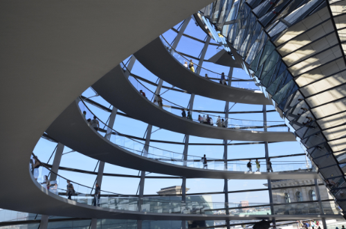 Kuppel des Reichstagsgebäudes in Berlin von innen bei schönem Wetter mit vielen Menschen.