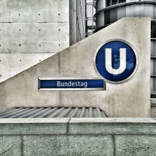 Schild zur U-Bahnstation "Bundetag" in Berlin