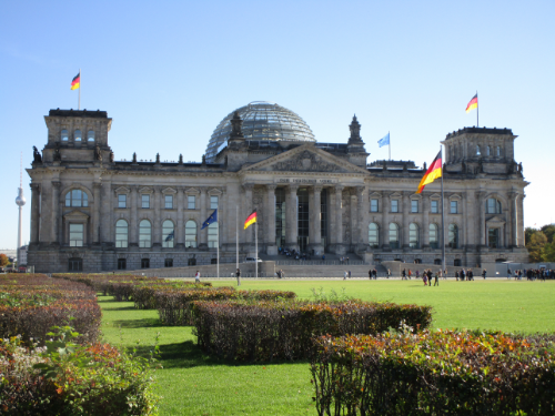 Foto des Reichtagsgebäudes in berlin bei Sonenschein.